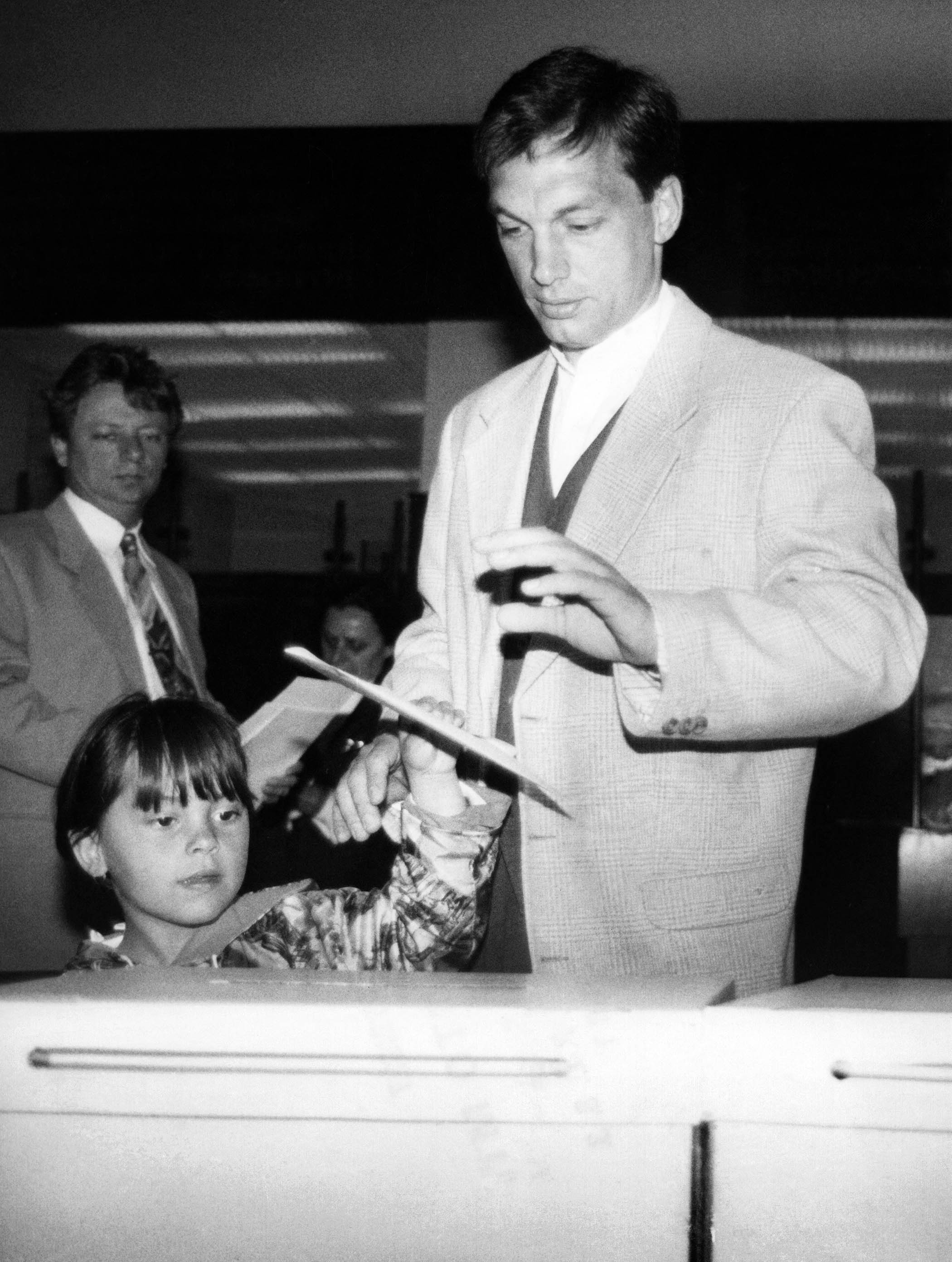 Viktor Orbán casting his vote for the first round of the Hungarian General Election in 1994. Photograph by Tibor Illyes/MTI/AFP)