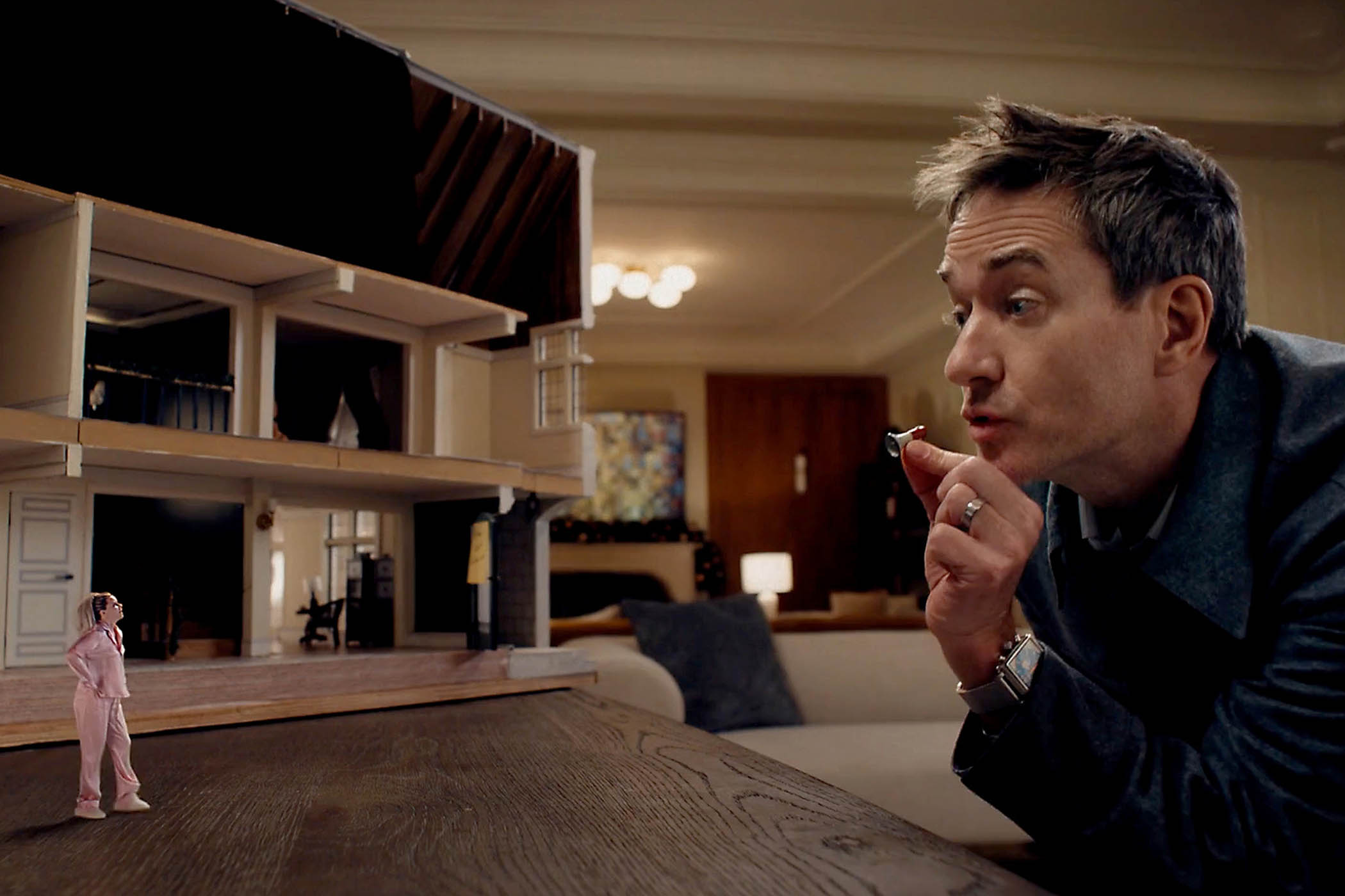 ‘Essentially, it’s Honey, I Shrunk ﻿the Kids meets The Roses’:  Elizabeth Banks and Matthew Macfadyen as Les in The Miniature Wife