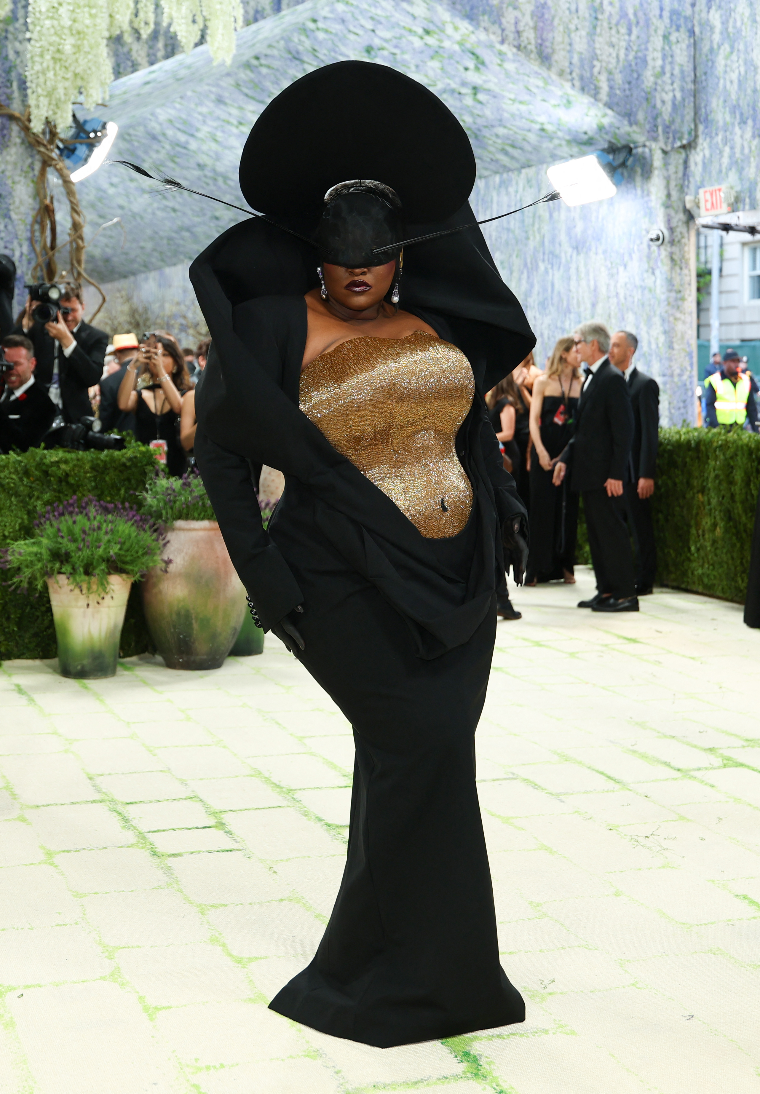 French singer Yseult chose a Surrealist-inspired, custom Harris Reed demi-couture look, featuring over 400 hours of glass beadwork to create a sculpted bodice – belly button and all!