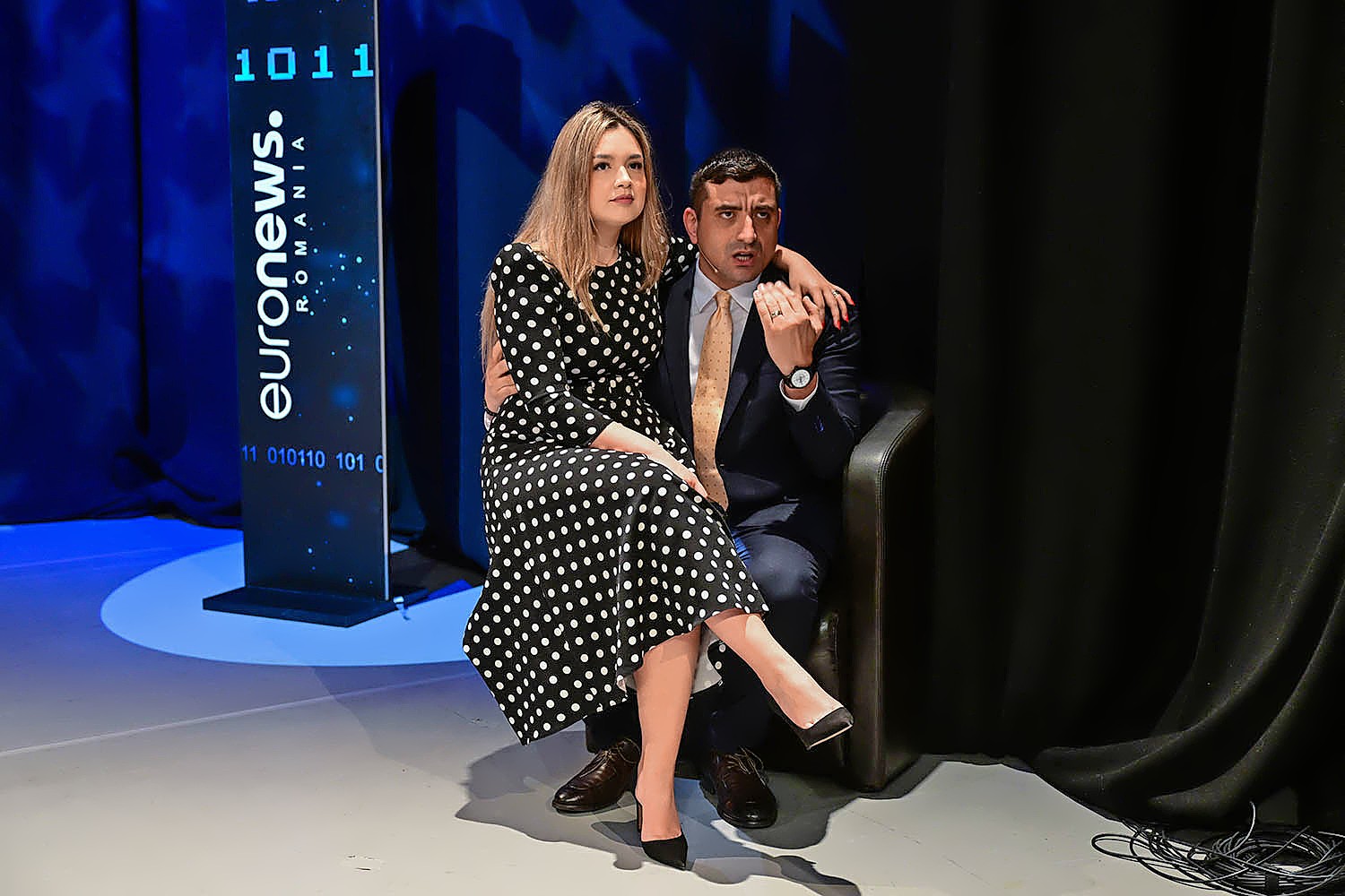Presidential candidate George Simion with his wife Ilinca during a TV debate against opponent Nicuşor Dan on 8 May