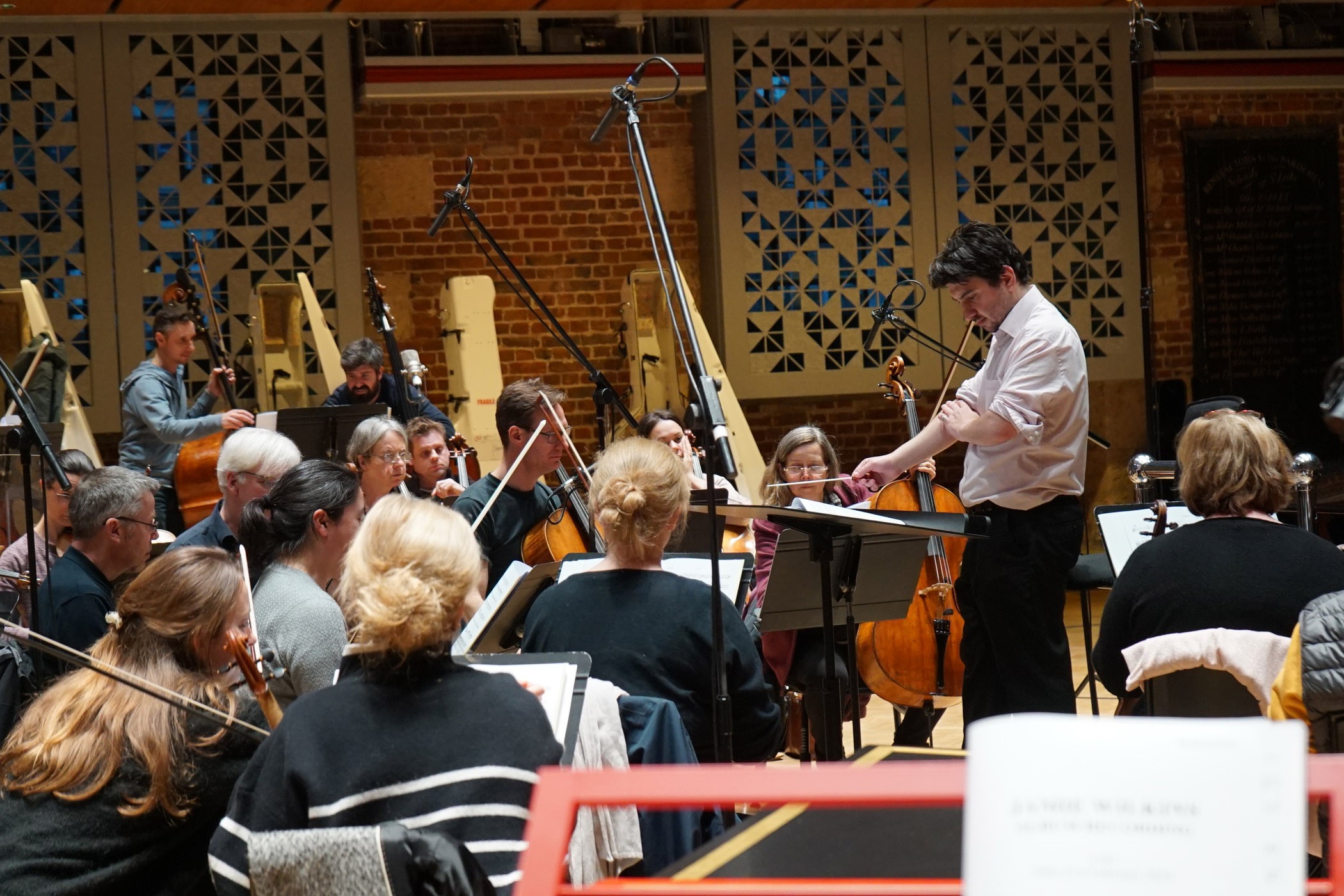 Wilkins conducting the London Symphony Orchestra