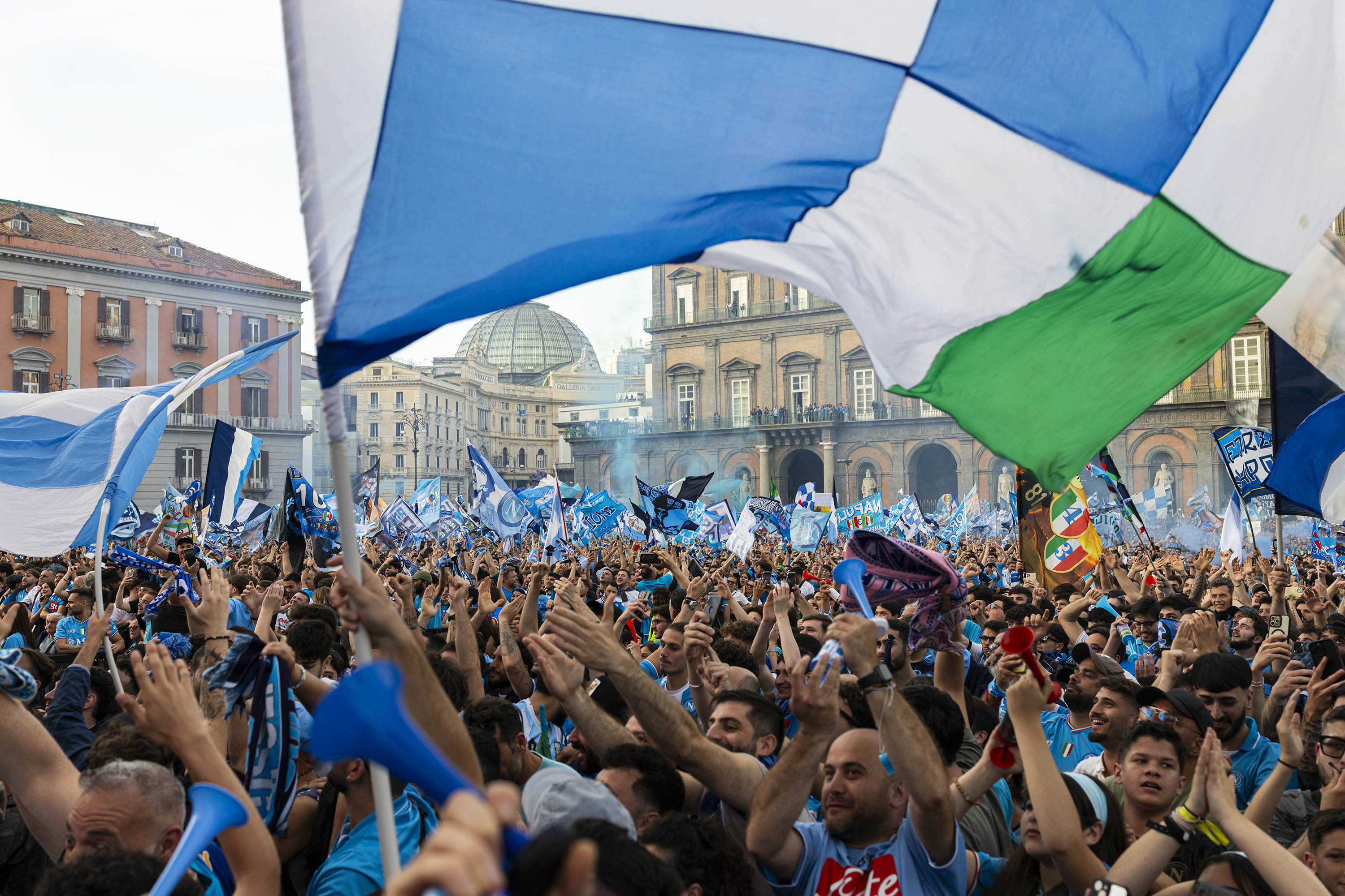 Thousands of supporters gathered in Plebiscito Square in downtown Naples