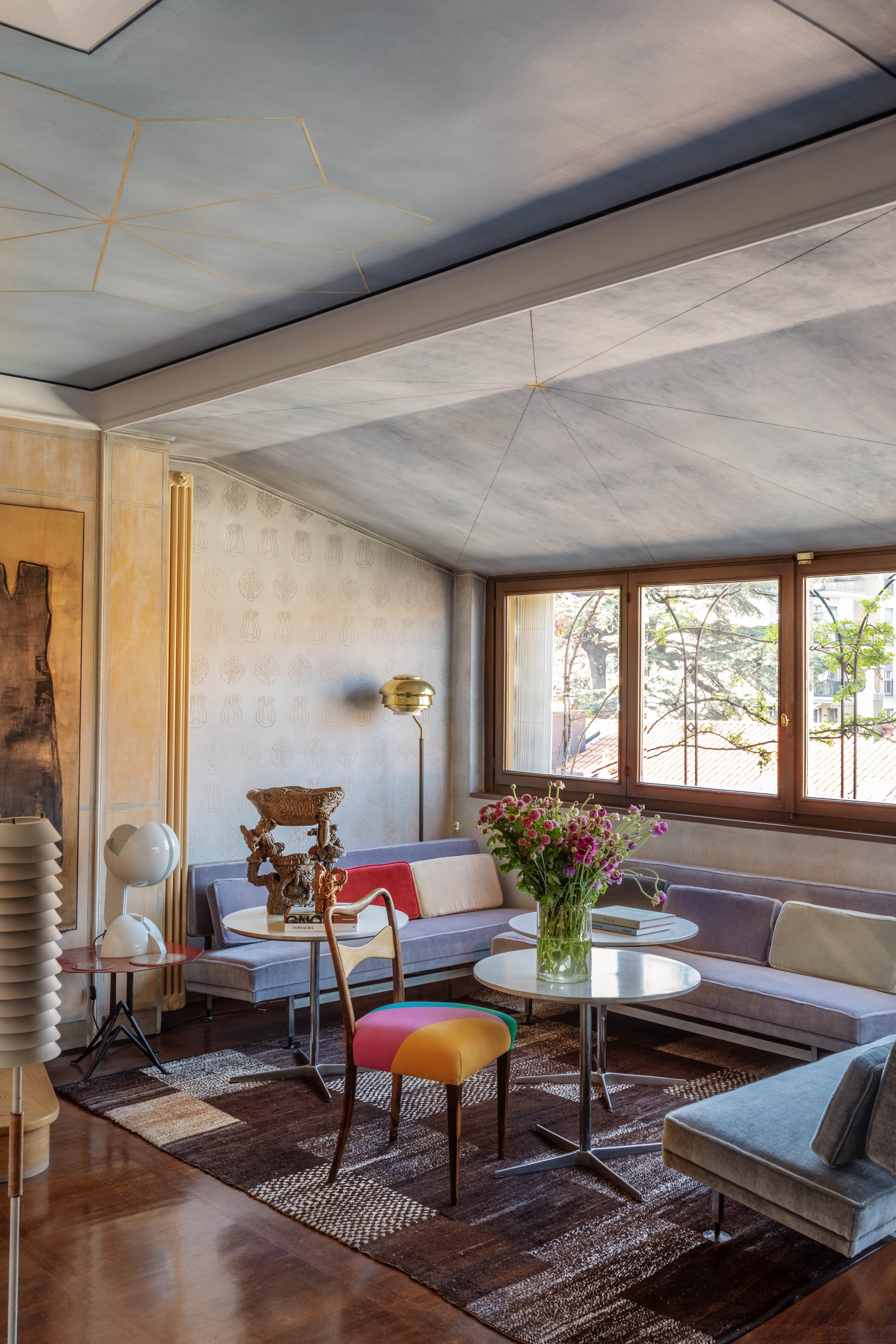 ‘Carpets are imaginary rooms without walls’: pastel shades in the living room