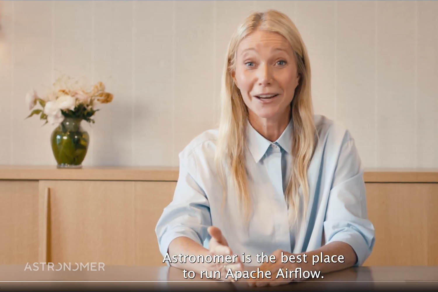 Paltrow skit keeps kiss-cam pair in spotlight