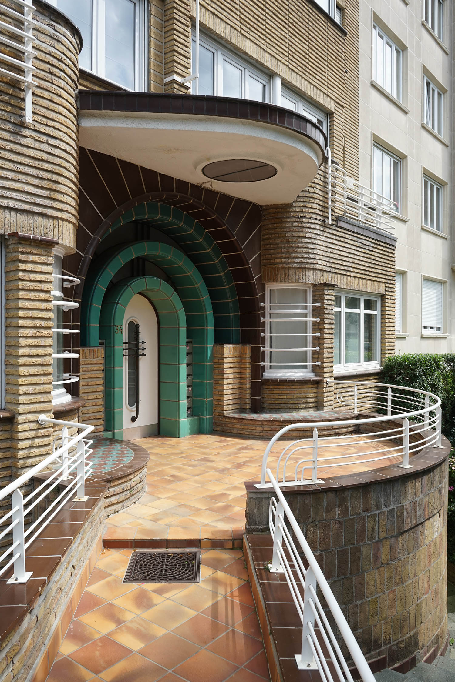 Belgian architect Joe Ramaekers designed a number of apartment buildings in Brussels (as well as the cathedral in Boma in what is now the Democratic Republic of the Congo). Ramaekers was heavily influenced by the Amsterdam School, a style of architecture characterised by brickwork and rounded edges, seen here alongside beautiful green-glazed tiles