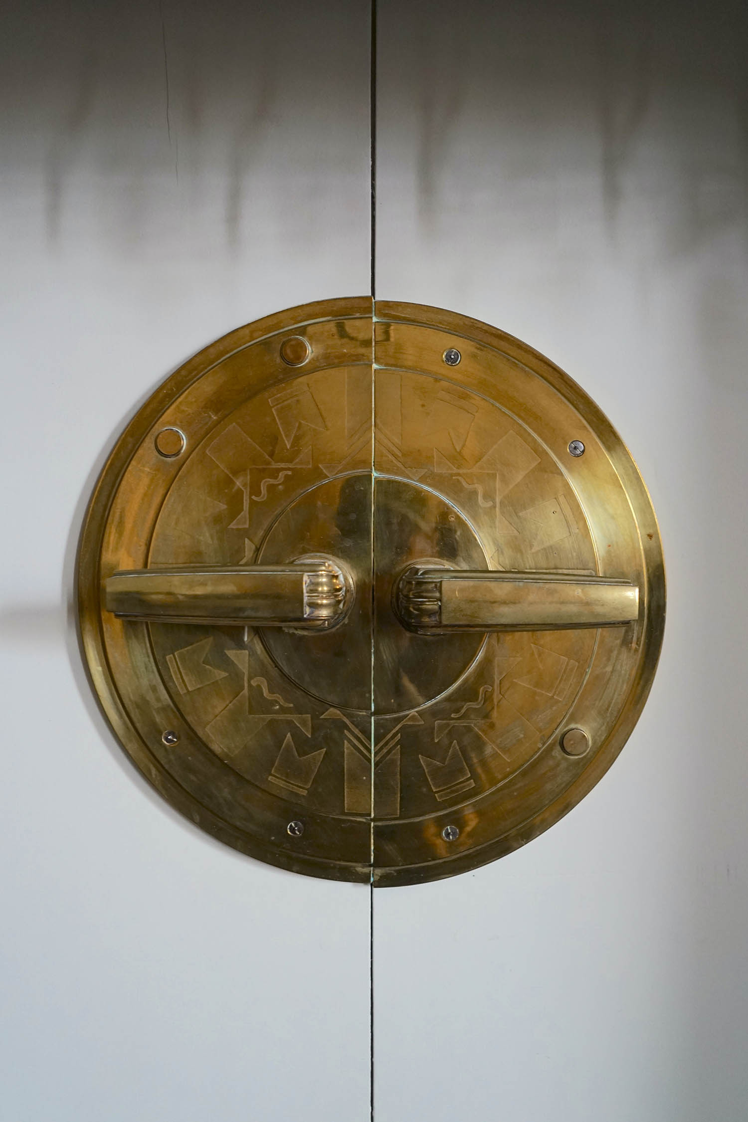 Door handles in the hotel Le Splendid in Dax, in southwest France, designed by the architect André Granet. ‘Back then, there weren’t as many companies mass-producing such elements, so it was standard practice to design and produce even door handles from scratch,’ says Štěch, who recommends a stay