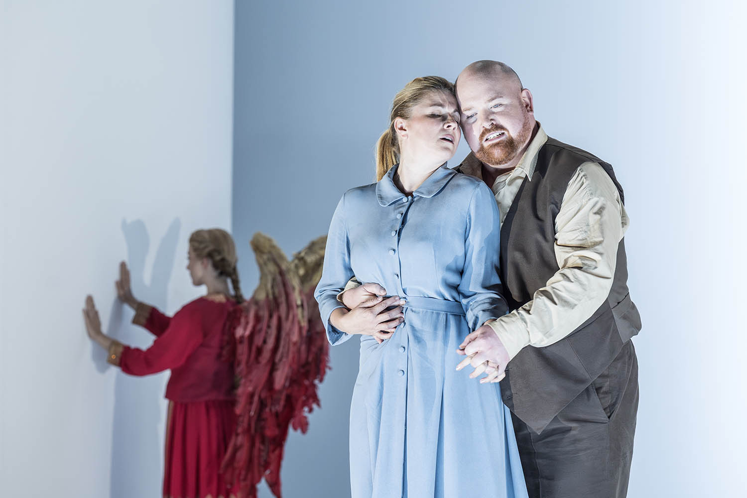 Kateřina Kněžíková as Kát’a, Nicky Spence as Boris and Miryam Tomé as the winged angel