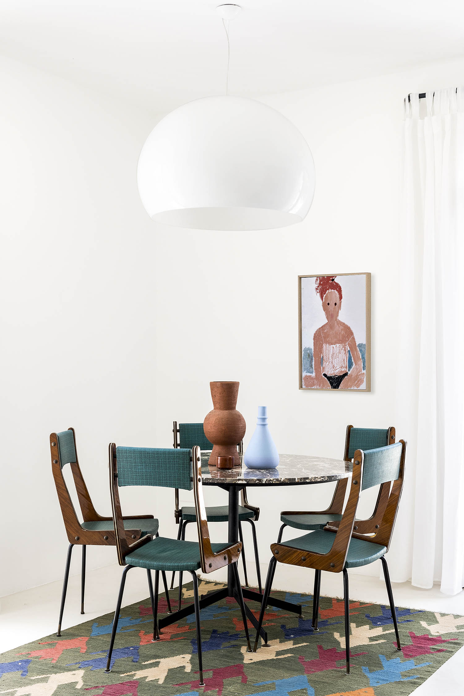 Old and new: vintage furniture in the dining room