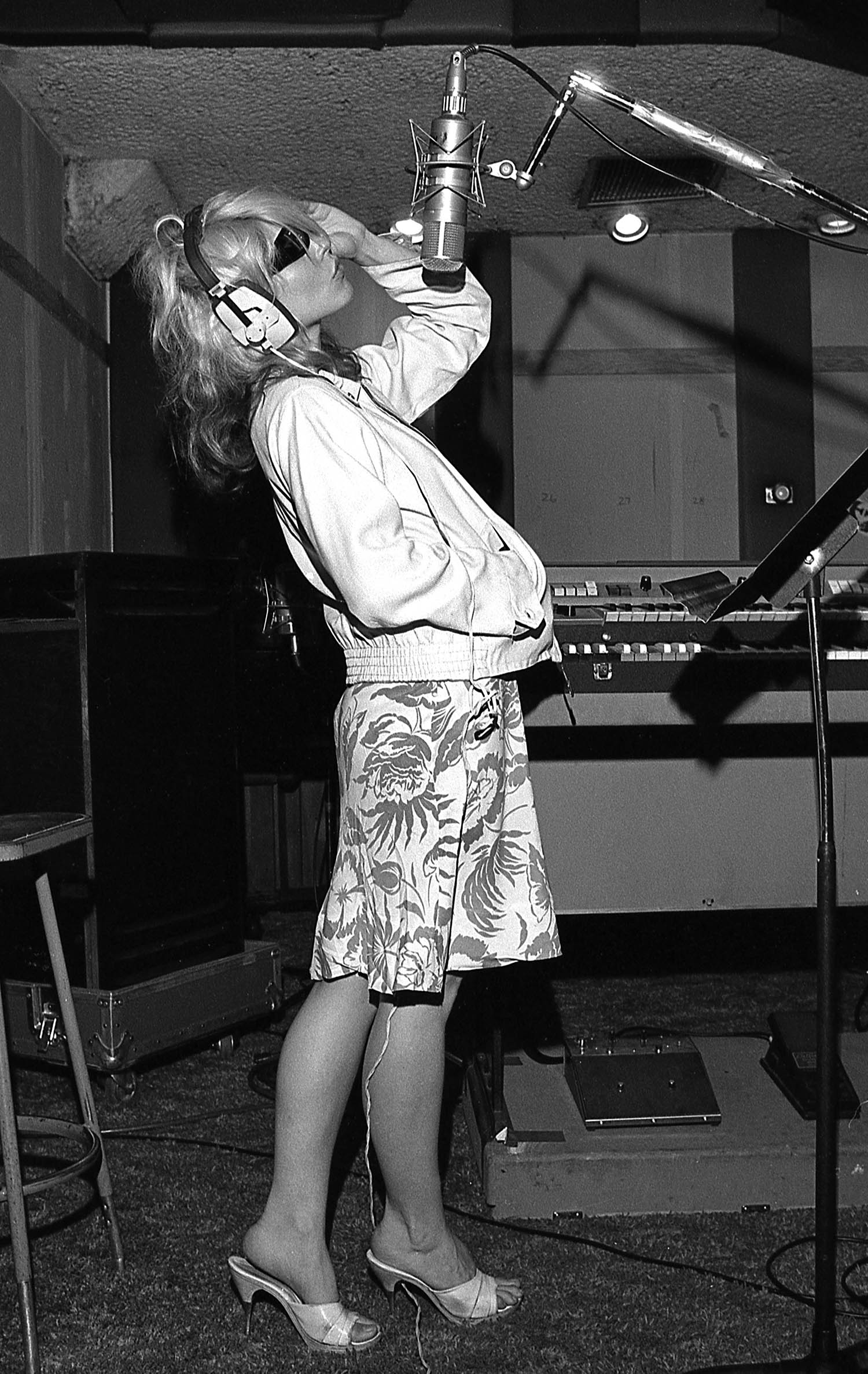 Harry recording vocals for Parallel Lines