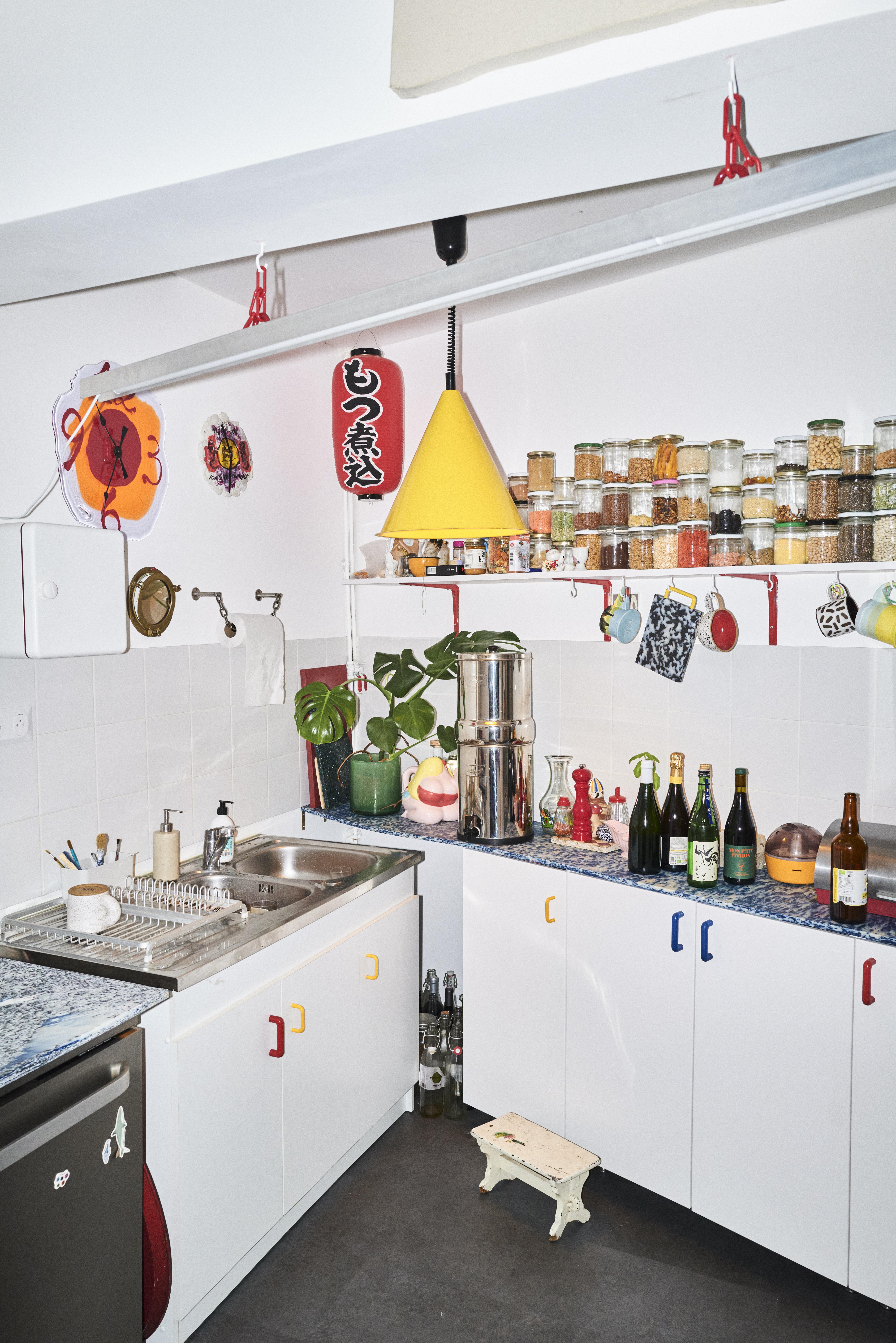 The surfaces in the kitchen are by Bel Albatros, a Belgian company that works with recycled plastics, and resemble marble from an alien planet