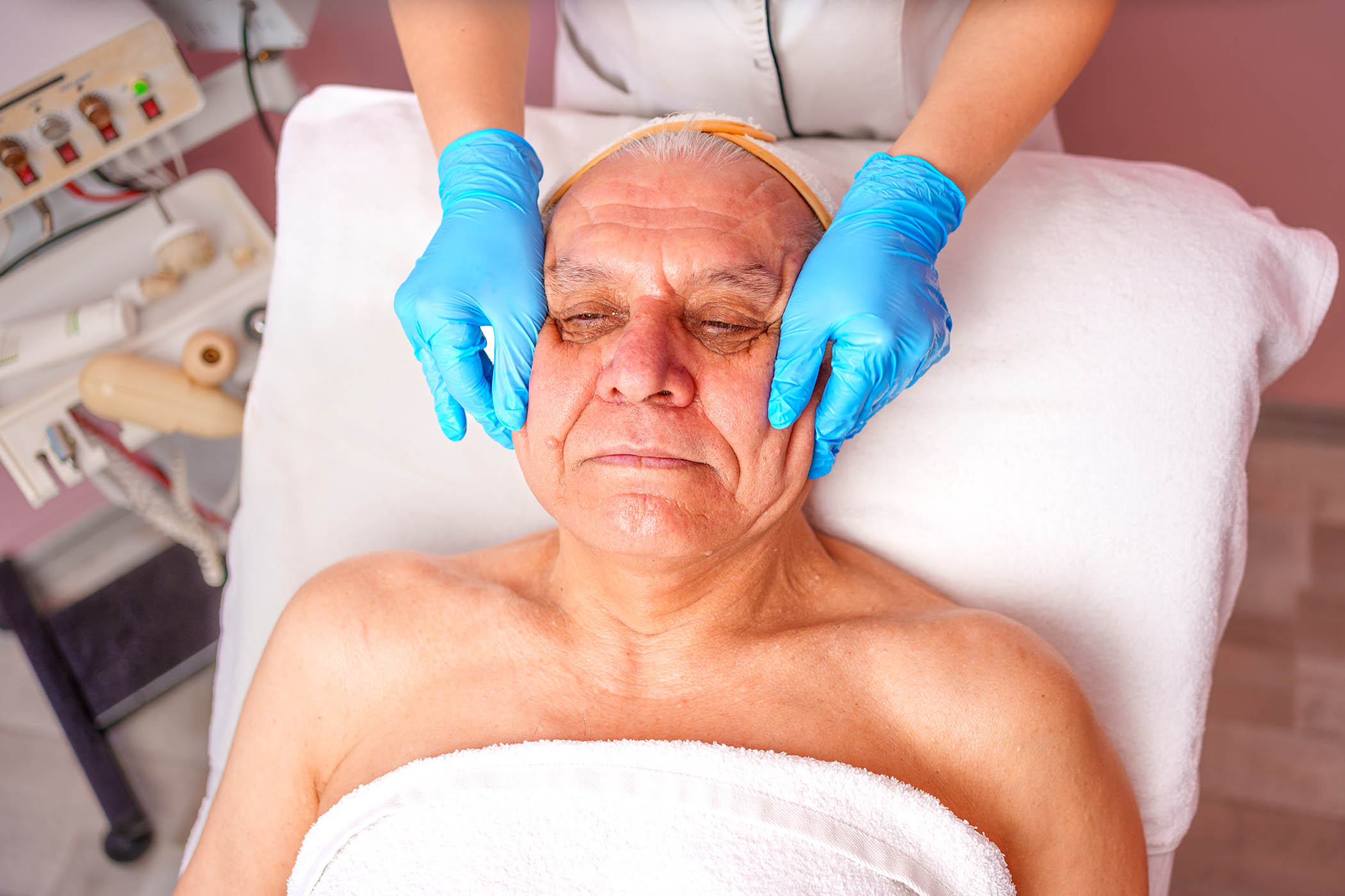 Men and women get facelifts for the same reason