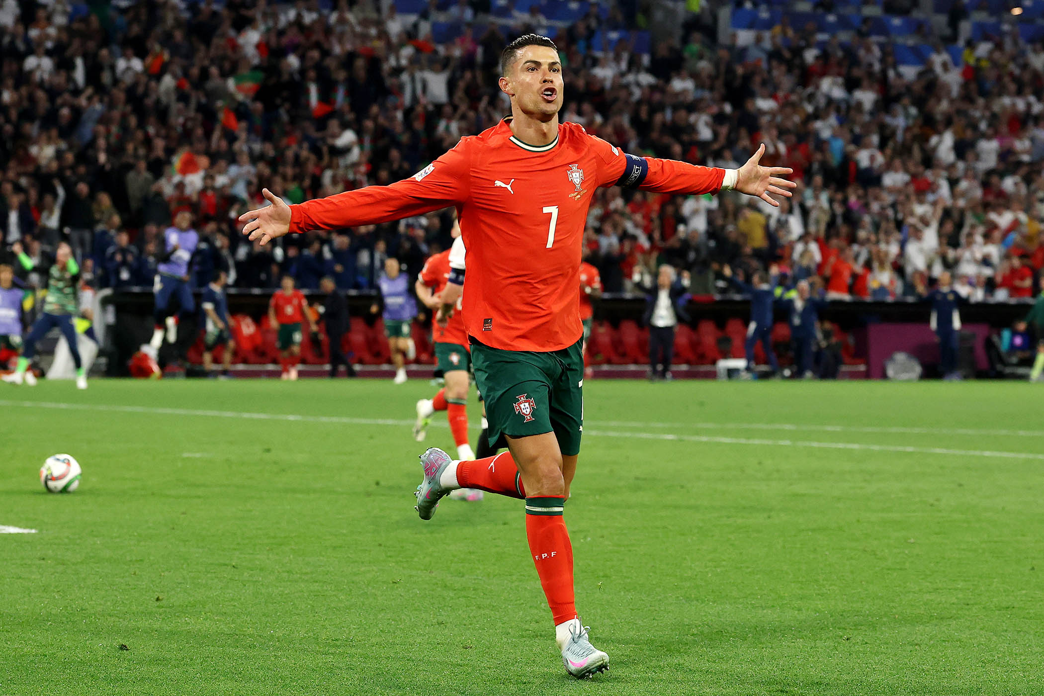 Ronaldo can’t put a foot wrong with adoring public