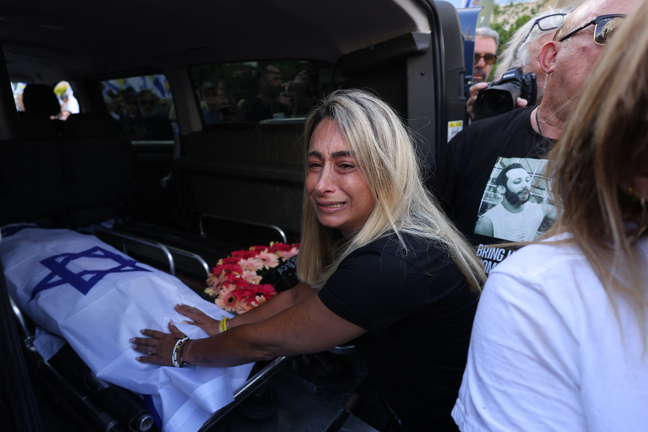 26/5/24: Relatives of Hanan Yablonka, one of the hostages held in Gaza, mourn during his funeral in Tel Aviv