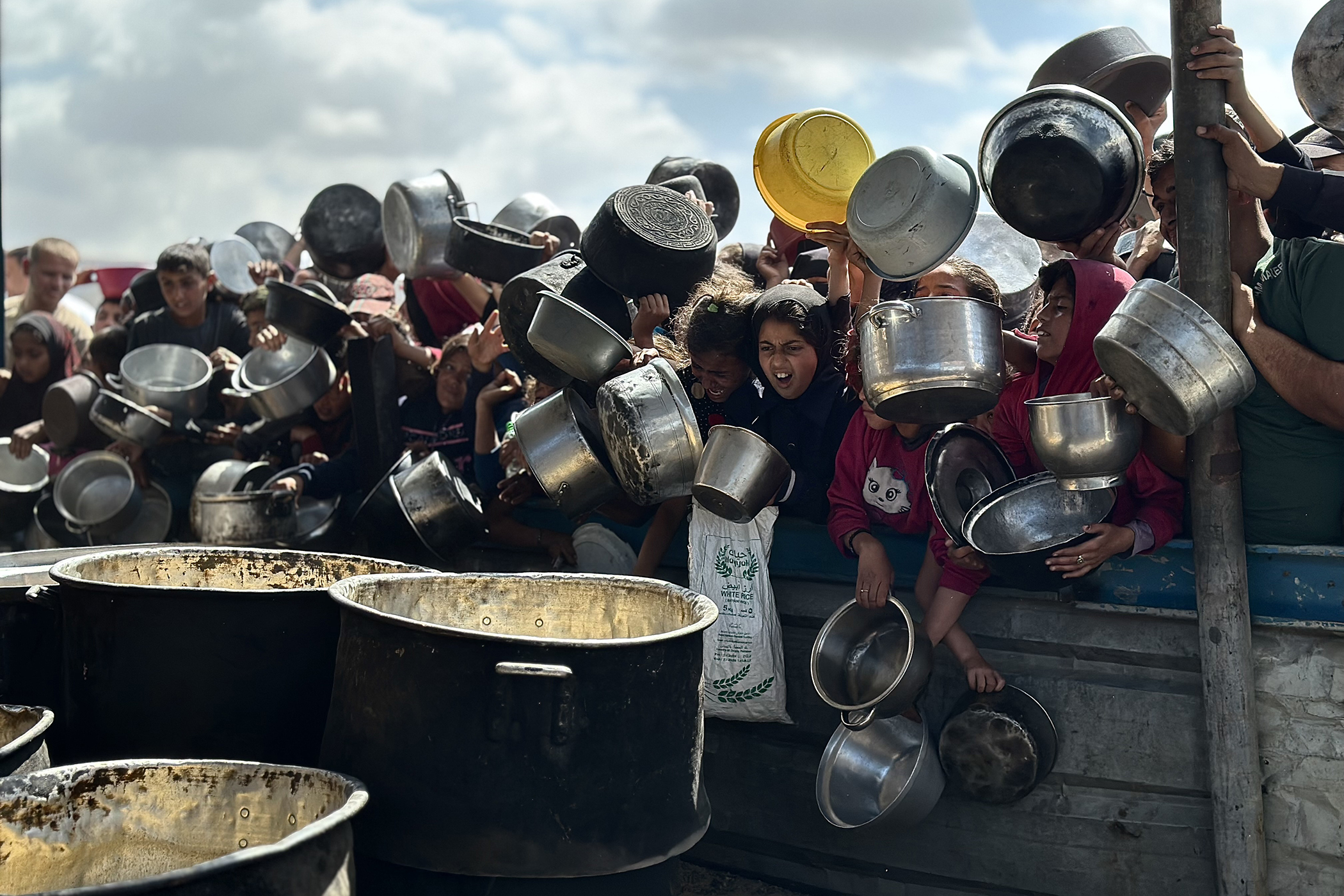 2/5/25: Palestinians receive hot meals in Khan Younis