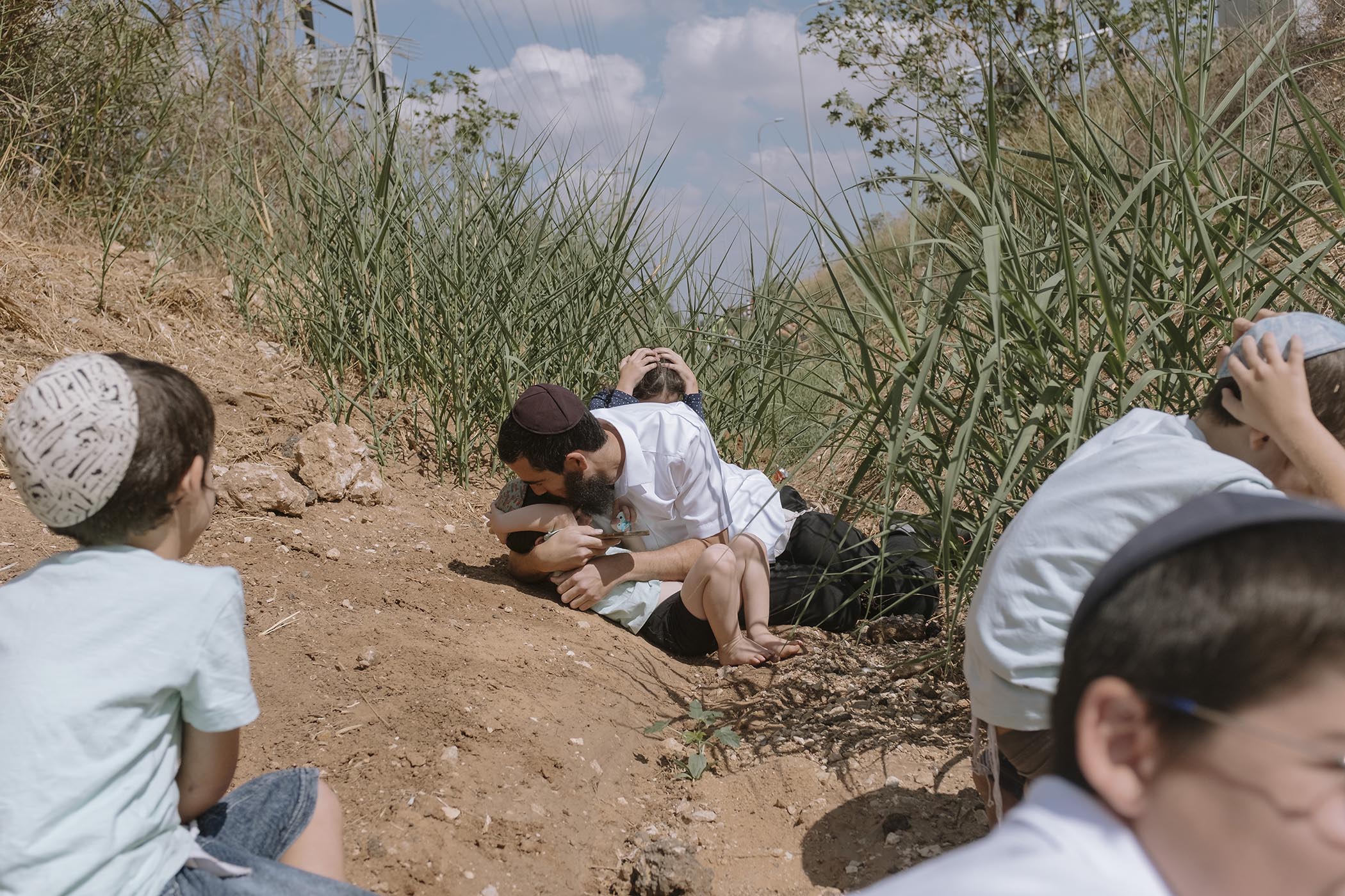 13/10/23: Israelis take cover as a siren sounds in Rehovot, Israel