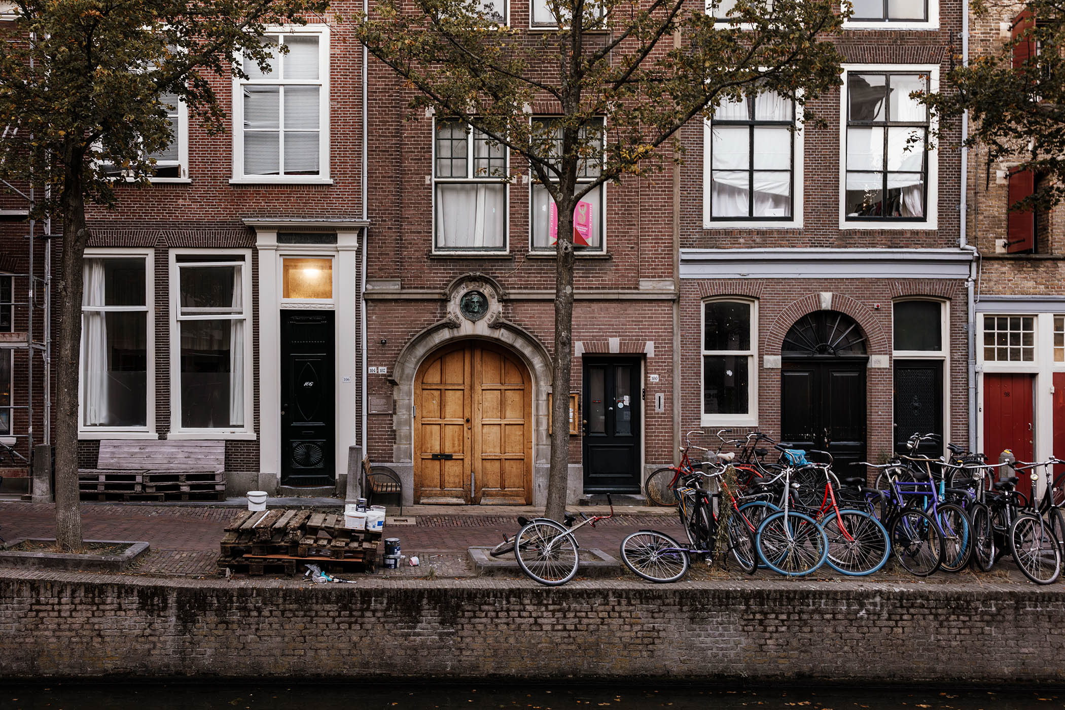 There is a hidden church behind this facade on Oude Delft, which Graham-Dixon believes is the location for Vermeer’s painting The Little Street