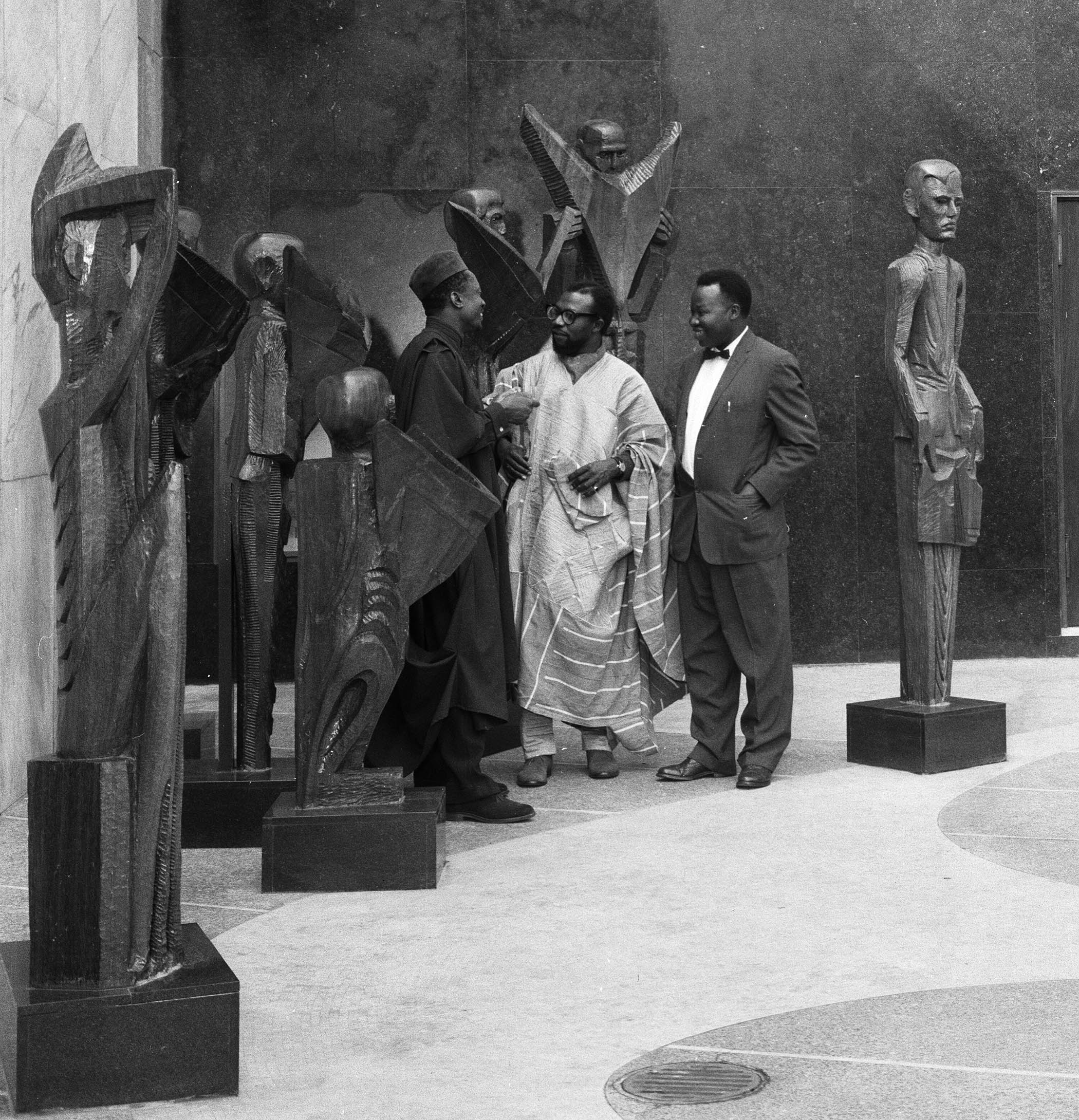 Ben Enwonwu (centre) and his ebony sculptures commissioned by the Daily Mirror in 1960