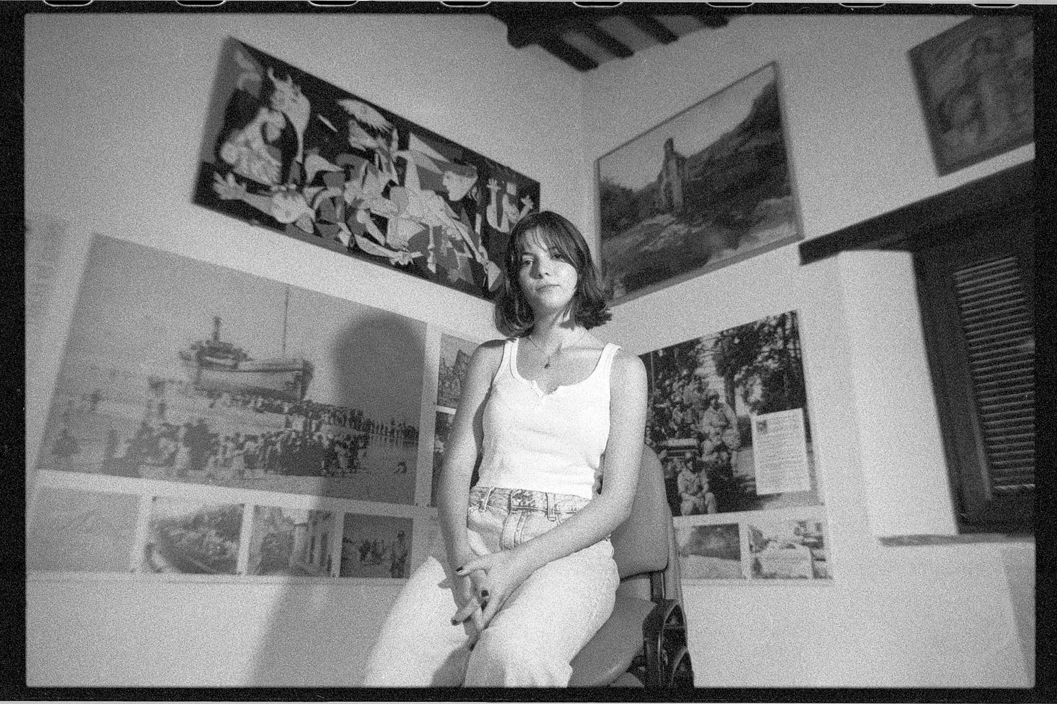 Laura Pizarro Quintana, the daughter of Juan Manuel Pizarro Sánchez, librarian and archivist of the Casa de la Memoria, is part of a new generation committed to preserving the memory of Franco’s victims