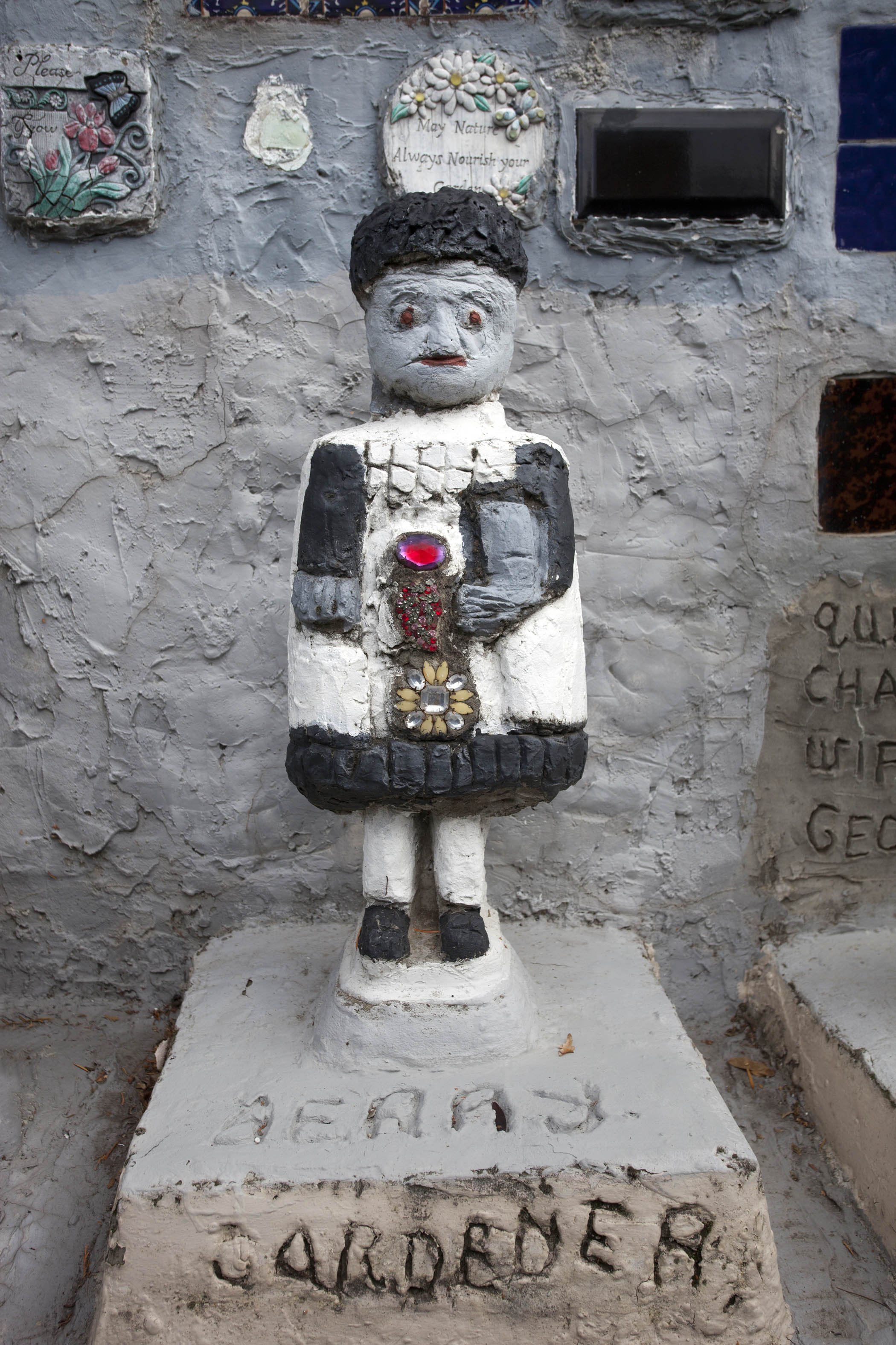 Statue with the inscription ‘Gerry. Gardener’