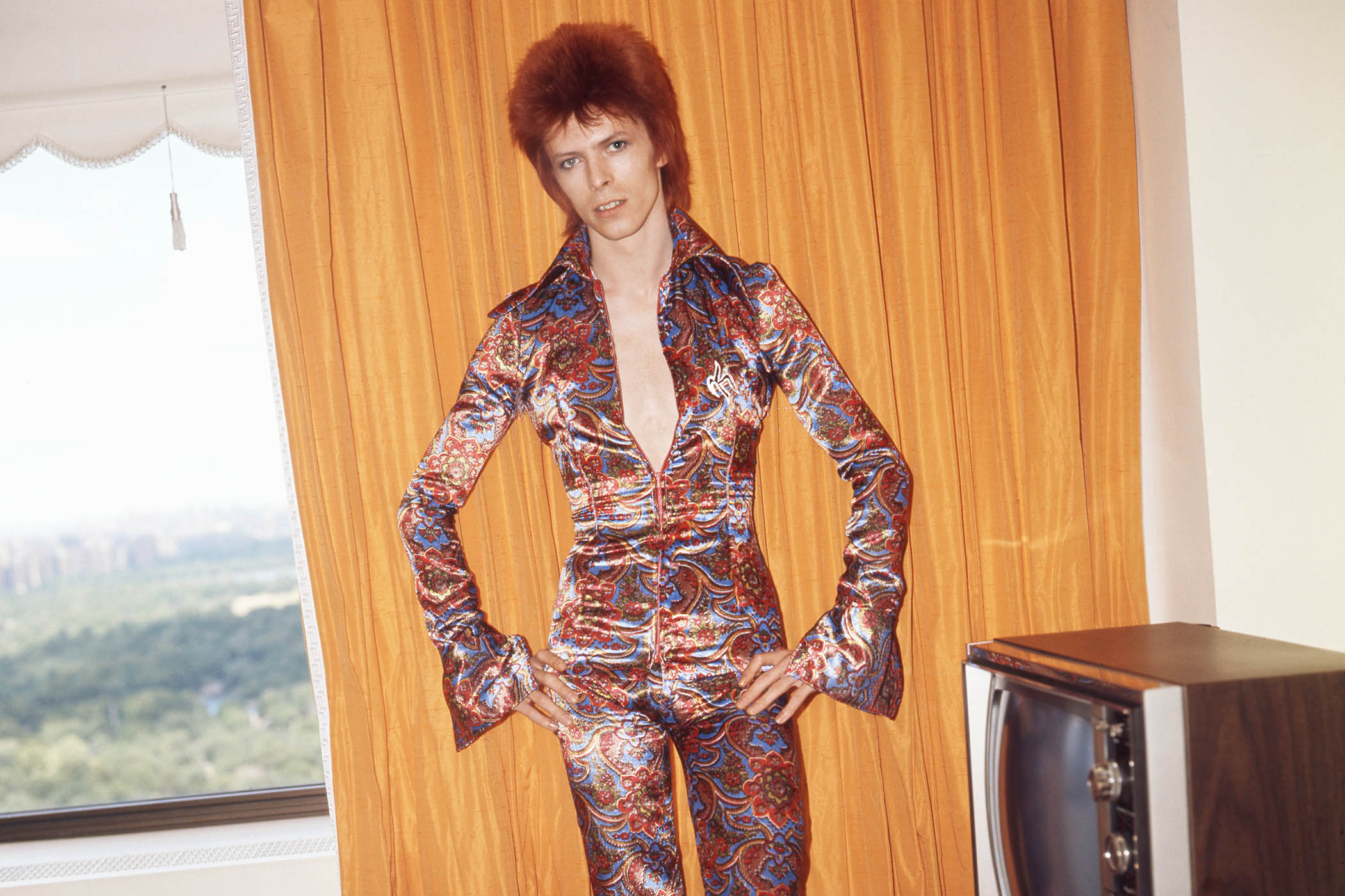 Bowie in full Ziggy Stardust regalia in a New York hotel room in 1973