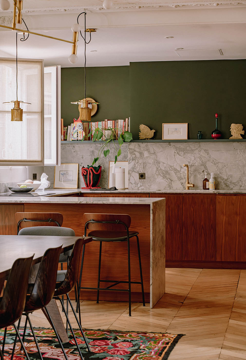 Convivial kitchen: walnut panels, marble worktops
