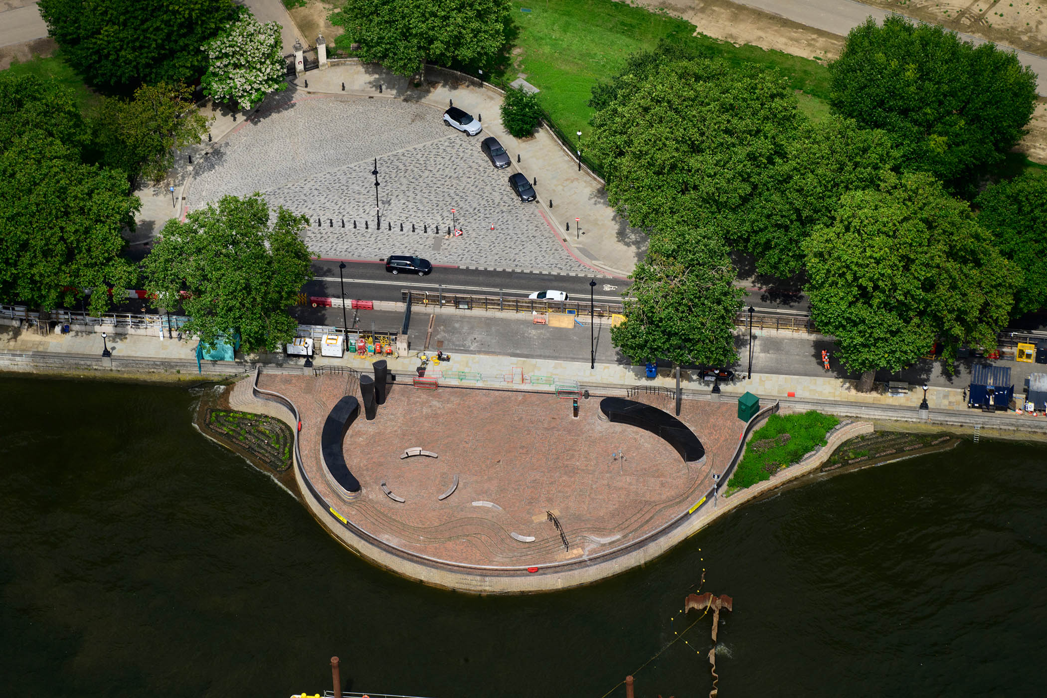 Sculptures at Chelsea Embankment Foreshore. Main image: Florian Roithmayr’s Moving In