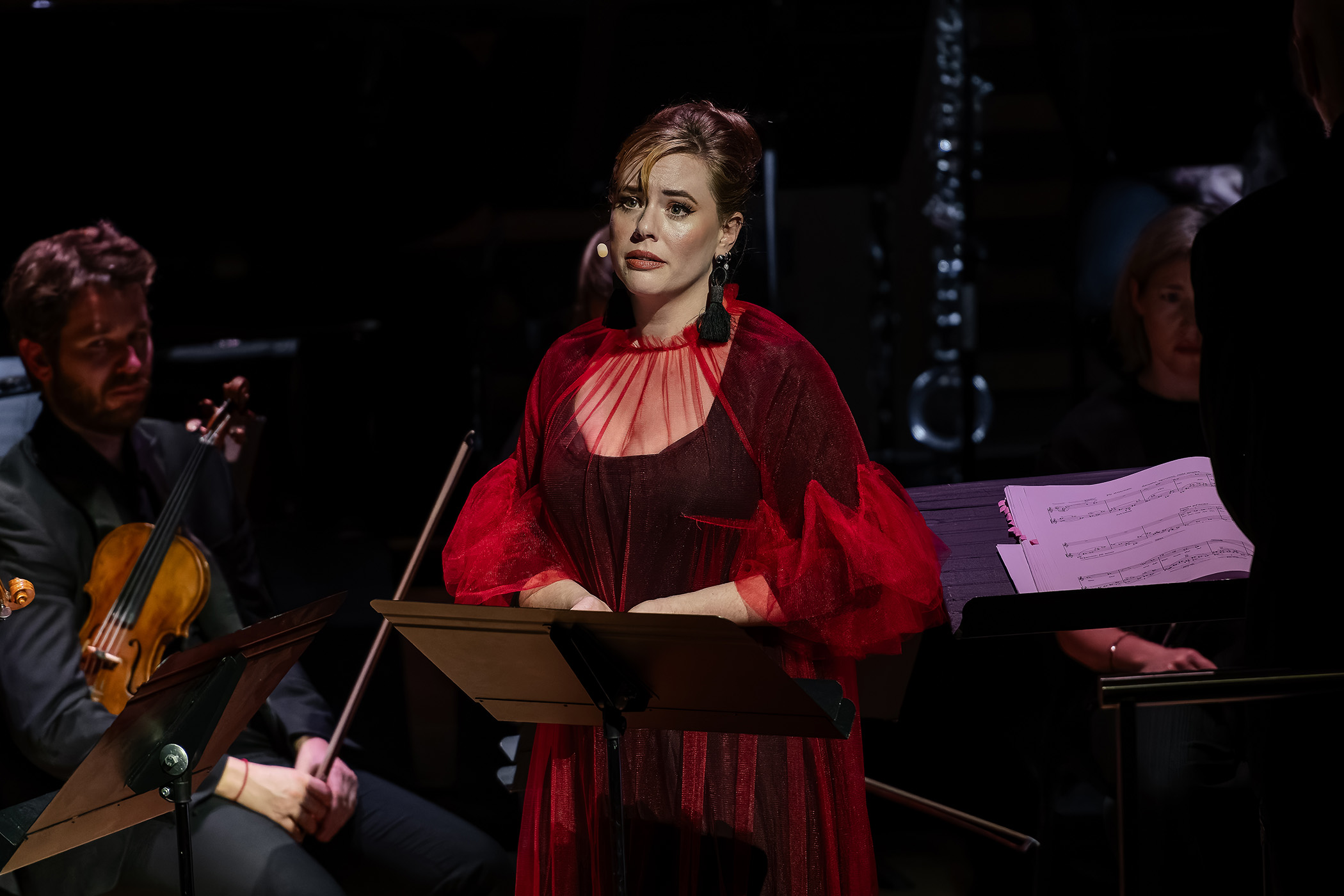 ‘Beautifully nuanced narration’: Mezzo-soprano Lotte Betts-Dean performs with the Aurora Orchestra in Memory Unwrapped. Main image: the Fourth Choir perform at Wilton’s Music Hall