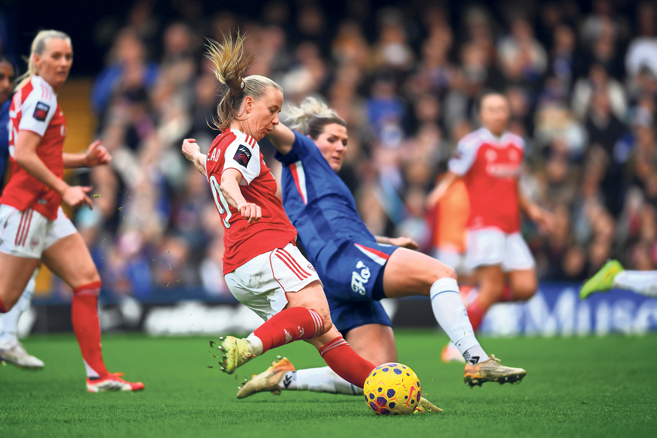 Arsenal defeat leaves Chelsea fighting to retain WSL title