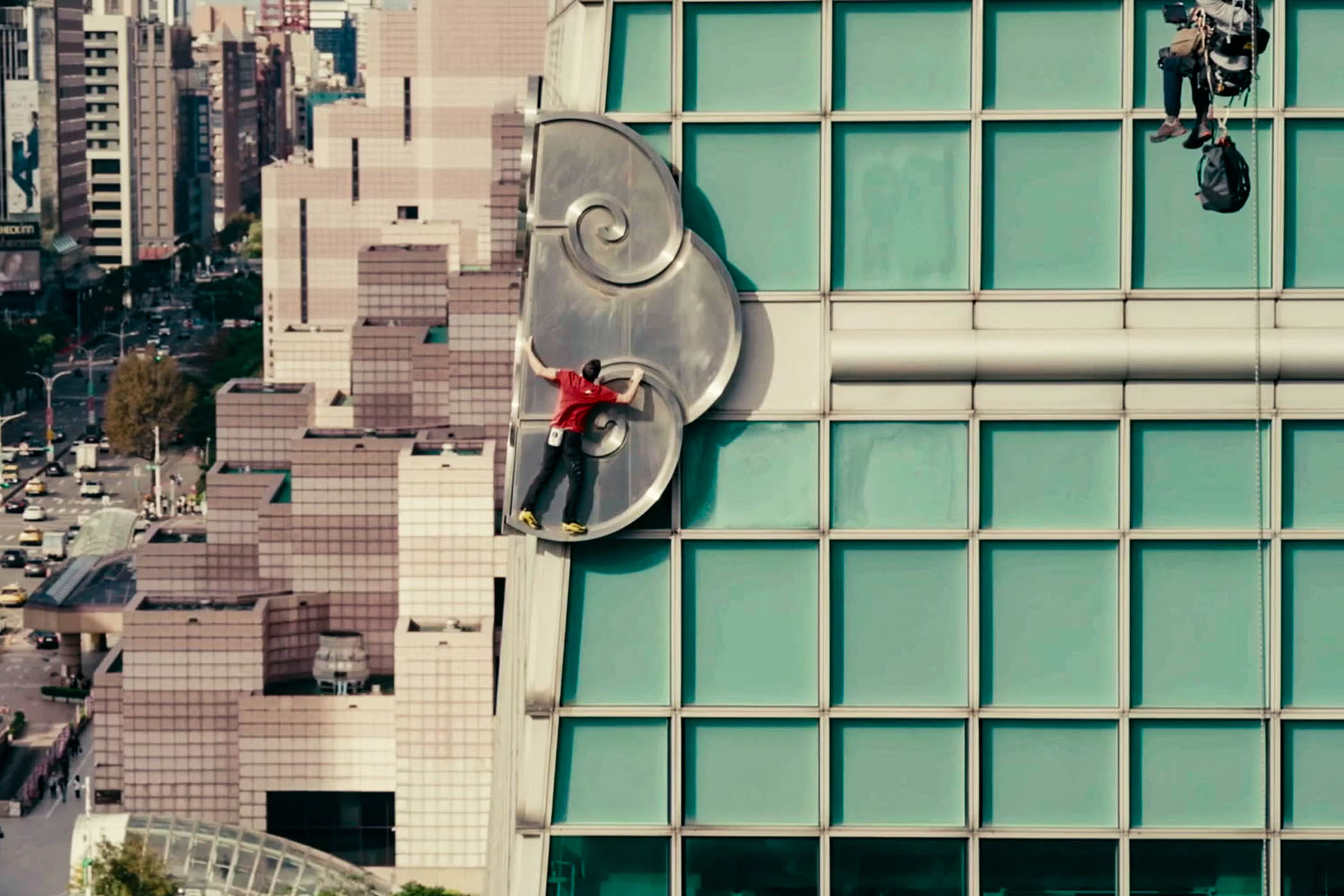 Alex Honnold and a member of the crew filming his climb for Netflix.