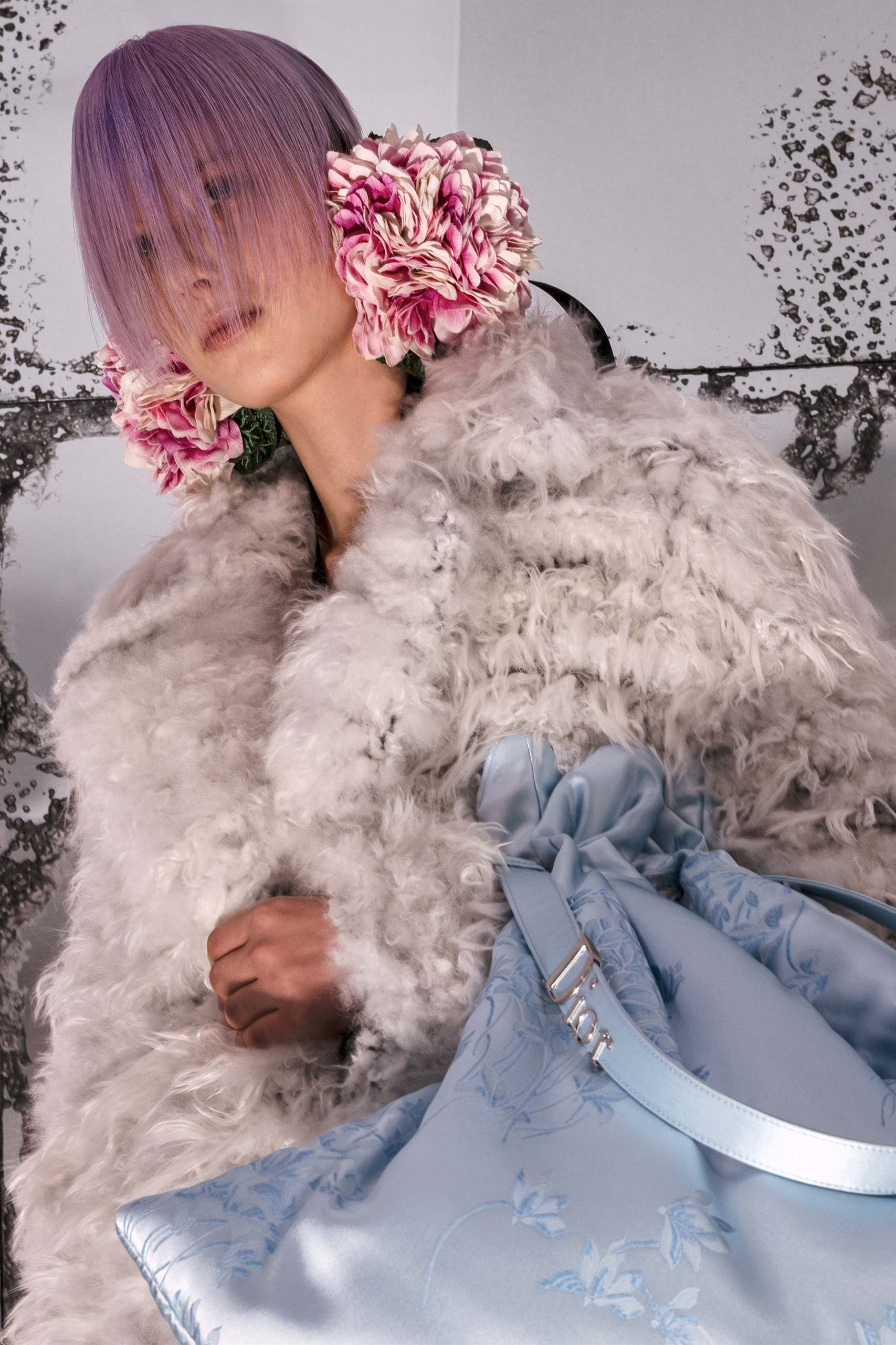 CARAVANE Long oversized hand-woven coat composed of stripes of merino wool, boucle merino and alpaca to give a greige and ecru soft fluffy tweed effect