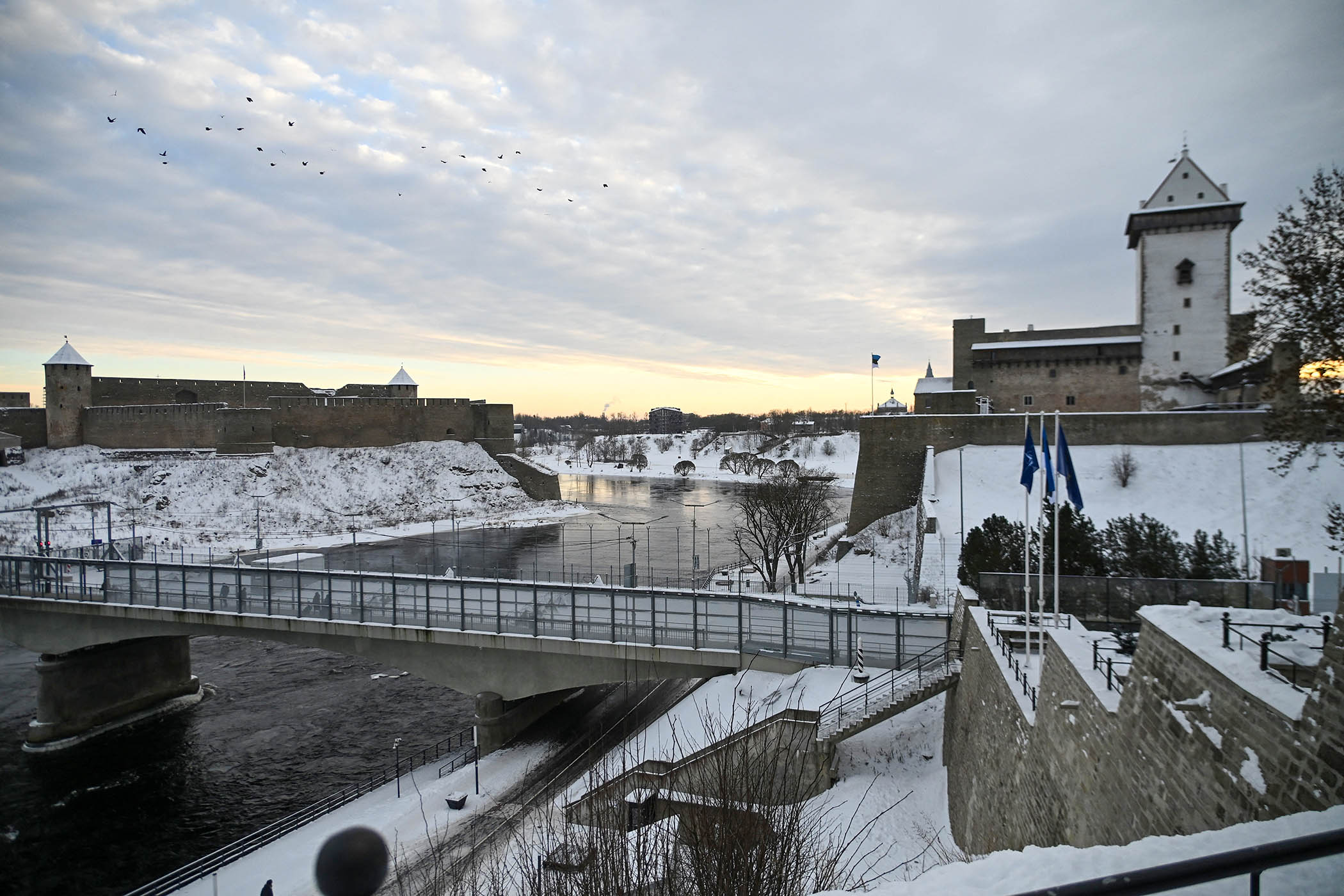 The Narva River runs between Estonia and Russia. Here, the ‘Friendship Bridge’ connecting the two has been reinforced with barbed wire