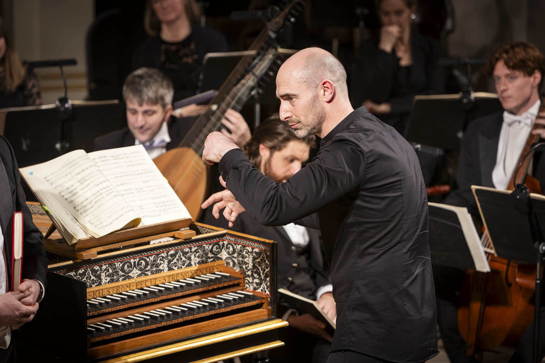 Peter Whelan at his harpsichord directing the Monteverdi Choir and English Baroque Soloists in the St John Passion. Main image: Hugh Cutting