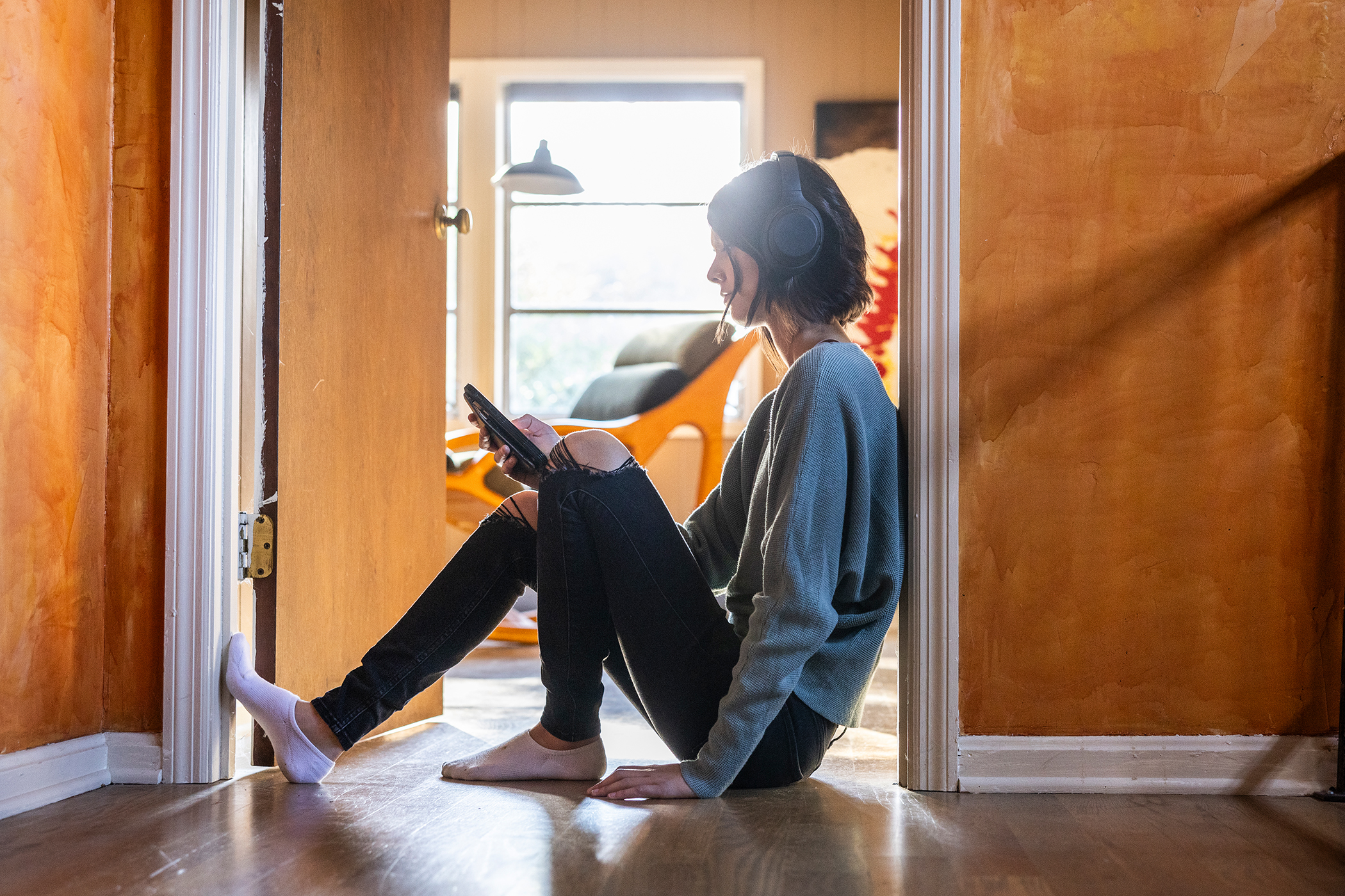 Loneliness influencers: the streamers of solitude
