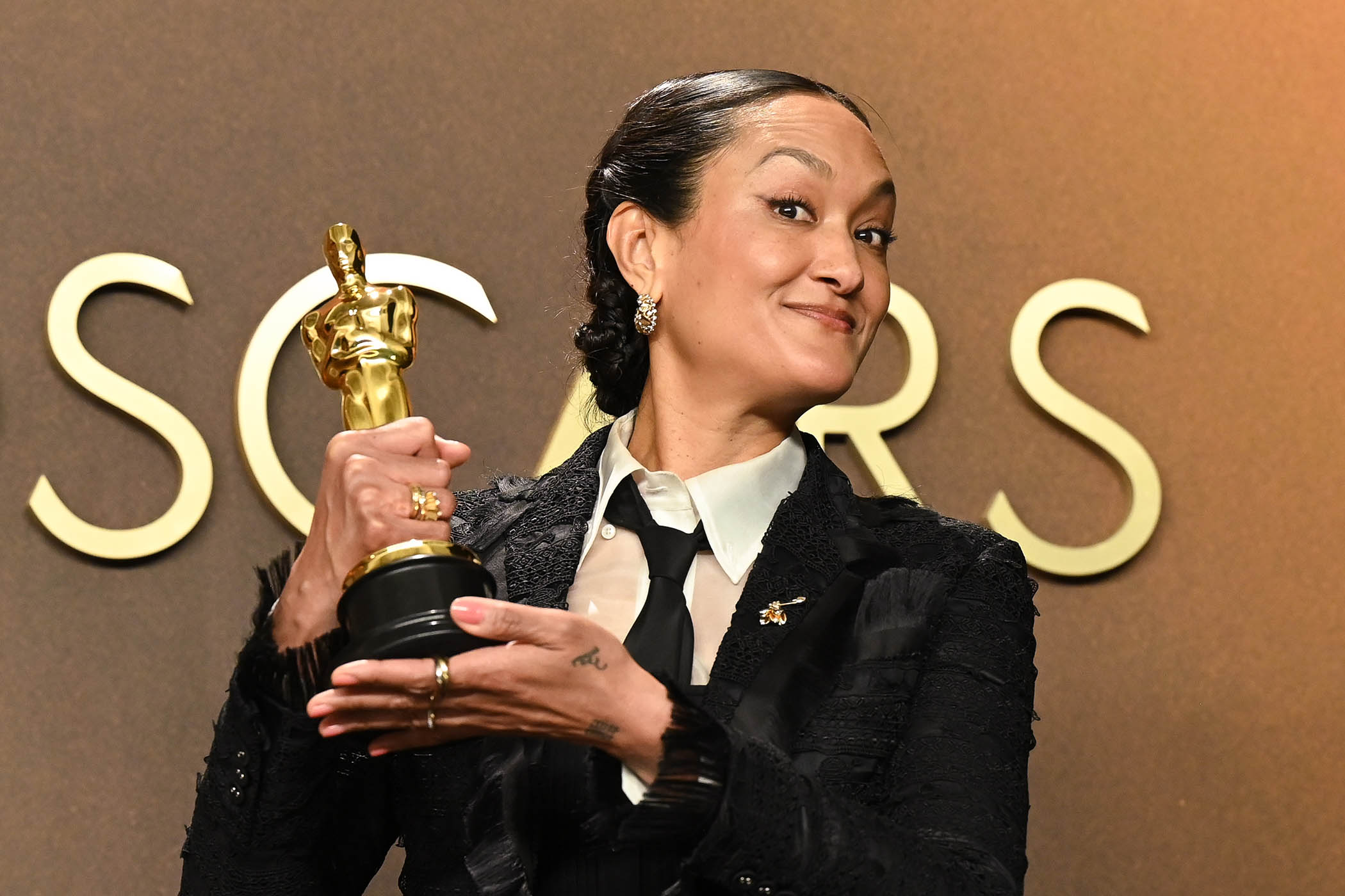 Autumn Durald Arkapaw with her Oscar for Best Cinematography