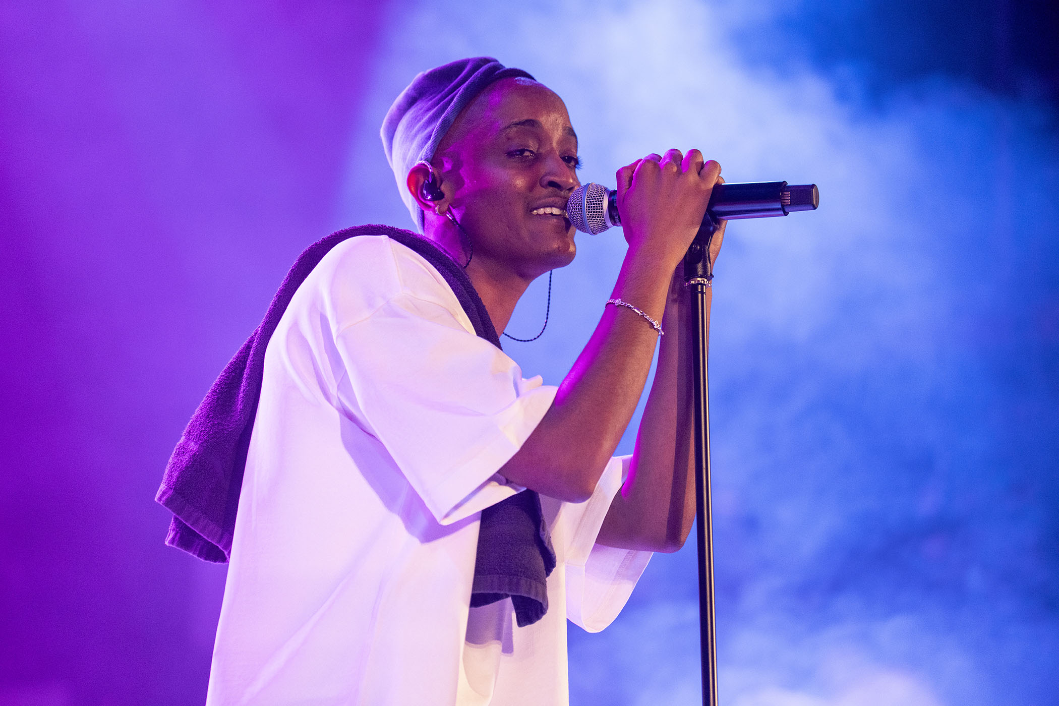 Syd woos the room with her soulful seduction