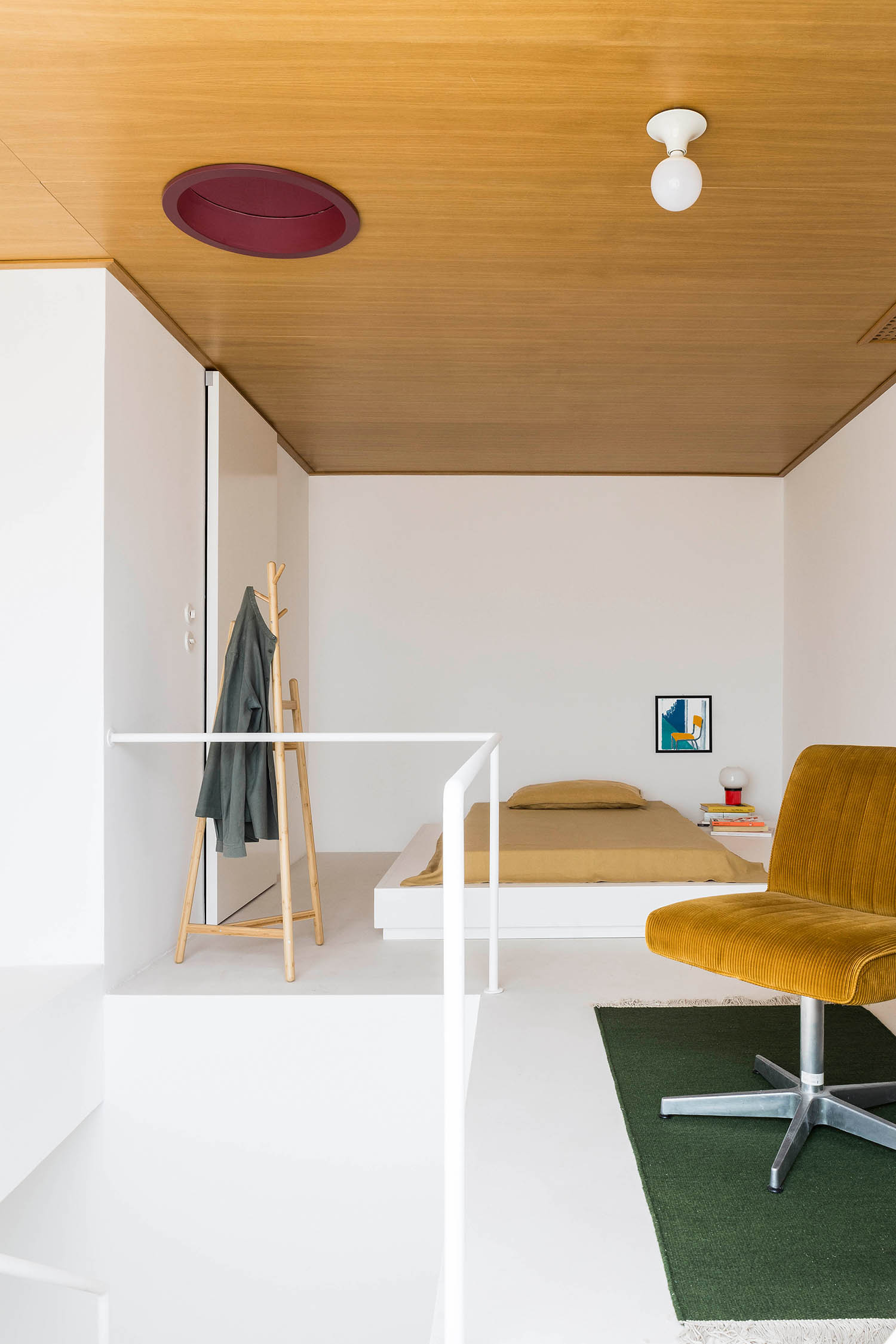 Sweet dreams: the minimalist split-level bedroom
